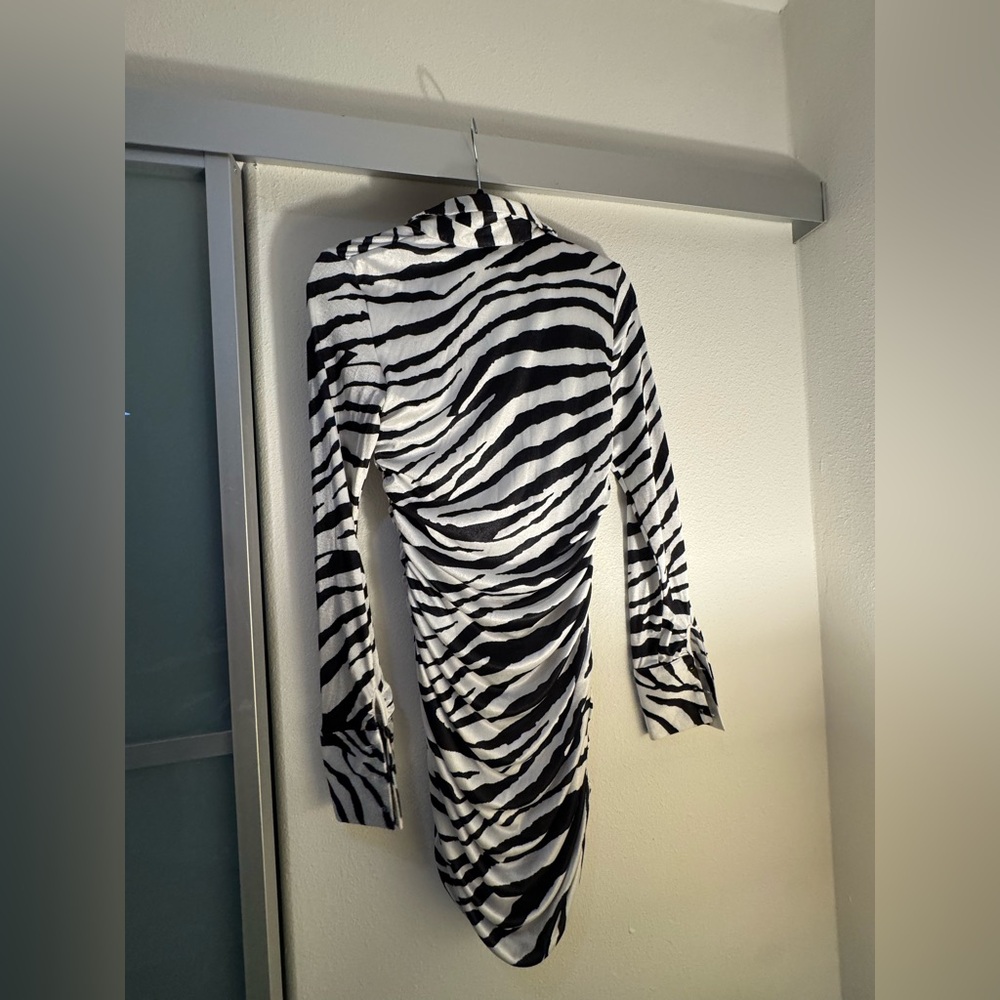 Tiger Mist Black and White Bodycon Dress Long Sleeve Plunge - Picture 4 of 4